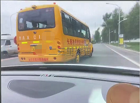 長春凈月第一實驗學校校車別停私家車？市民氣憤報警！