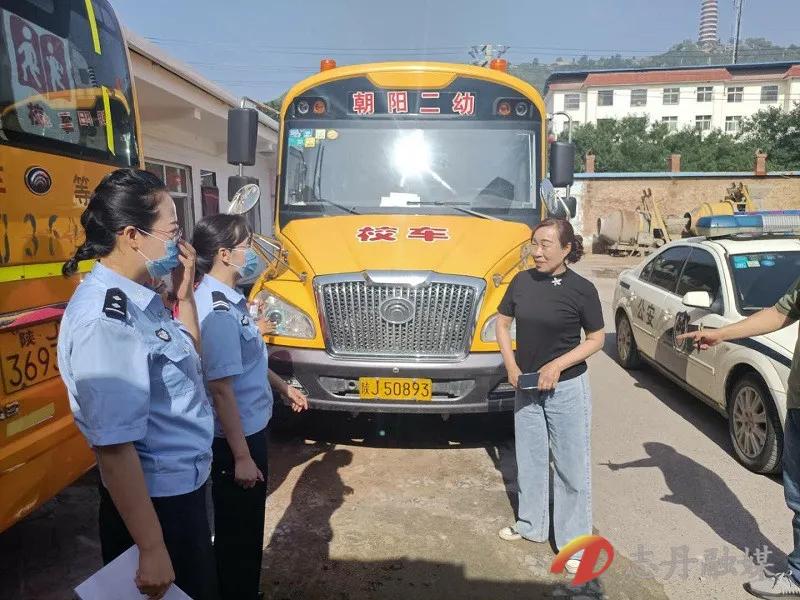延安市志丹縣公安局交警大隊深入轄區(qū)幼兒園開展校車安全大檢查