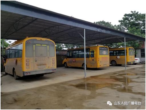 山東?。骸緺幾h】省道旁的交接——跨區域校車一章難蓋，家長望眼欲穿
