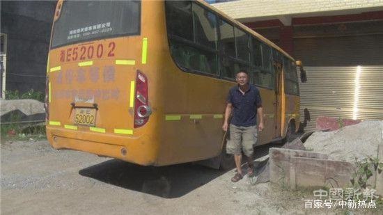 湖南綏寧縣：愛(ài)心大伯自營(yíng)校車(chē) 免費(fèi)接送貧困學(xué)生4年