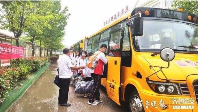 方便郊區(qū)2390名學(xué)生中考，膠州派64部校車專門去學(xué)校接人