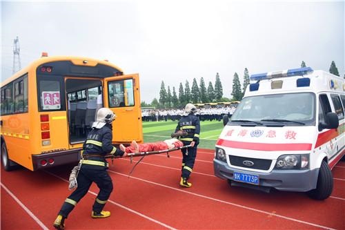 榮成：開展校車應(yīng)急演練 保障師生出行安全