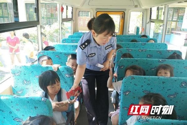 警校聯(lián)動 大祥區(qū)開展幼兒校車安全應(yīng)急演練
