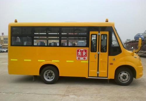 “校車起火了，孩子們跟我來(lái)！” 四川自貢沿灘開(kāi)展校車應(yīng)急逃生演練
