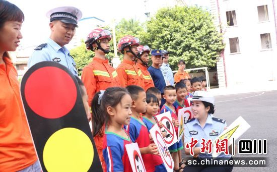 沿灘：聯(lián)合開(kāi)展校車(chē)防火應(yīng)急逃生演練