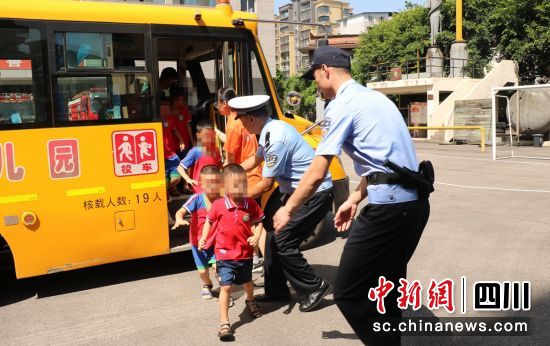 沿灘：聯(lián)合開(kāi)展校車(chē)防火應(yīng)急逃生演練