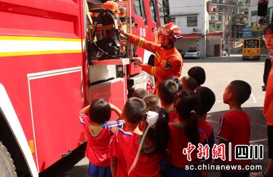 沿灘：聯(lián)合開(kāi)展校車(chē)防火應(yīng)急逃生演練