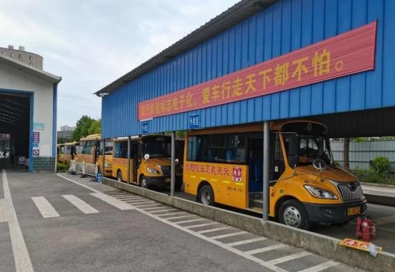 湖北崇陽(yáng)：秋季開(kāi)學(xué)在即，交警開(kāi)展校車安全大檢查