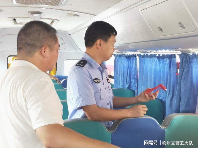 欽州交警五大隊進轄區(qū)西安交大中馬陽光中學開展校車安全隱患檢查