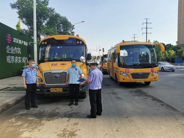 開學季，武漢江岸區(qū)交警為校車上好“安全鎖”