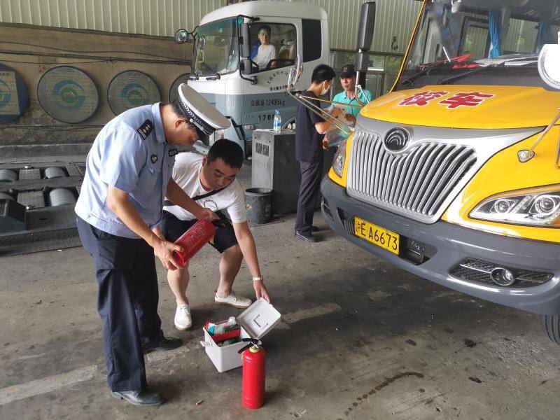 上海：防疫緊抓不放松，交警部門組織校車集體“體檢” 、確保車輛不帶病上路