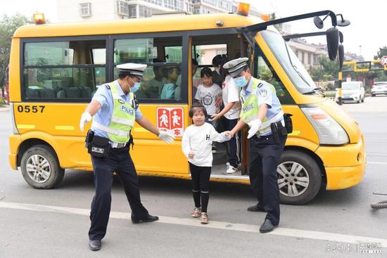 幼兒安全無(wú)小事，臨沂交警走進(jìn)幼兒園開(kāi)展校車(chē)交通事故應(yīng)急演練