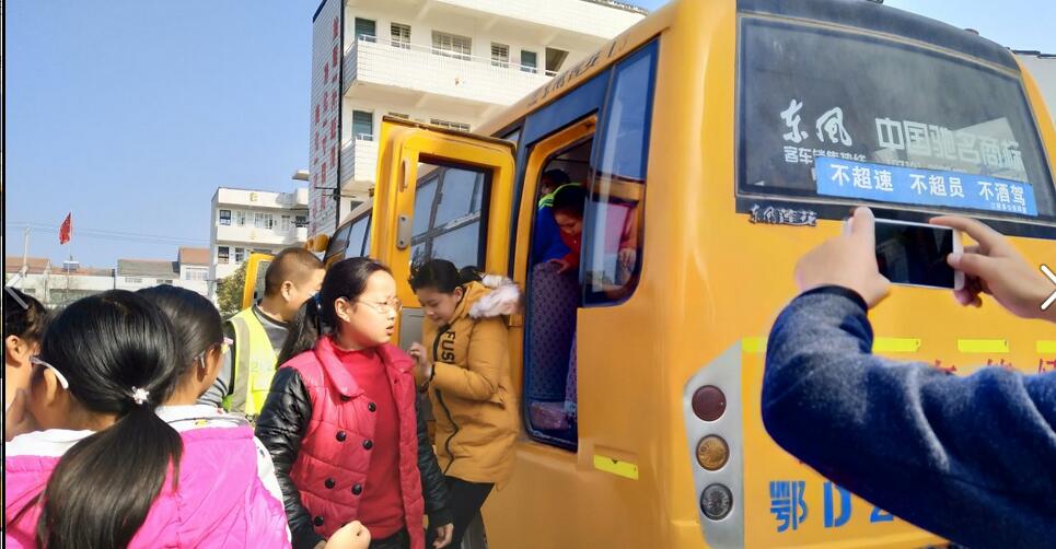 湖北省江陵希望小學：開展校車消防安全演練