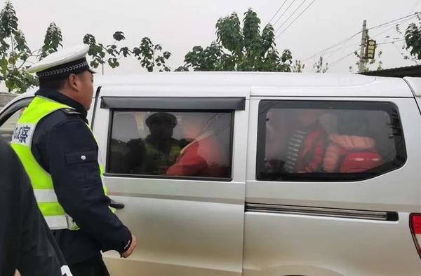7座“黑校車”裝了16人，漯河這個司機被罰10200元