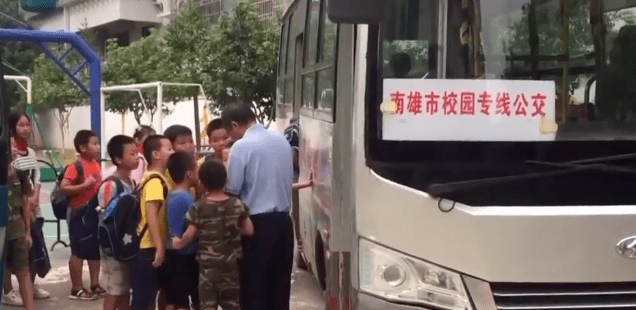 廣東：韶關(guān)這地的農(nóng)村校車核載19人,實(shí)載39名學(xué)生,家長(zhǎng)擔(dān)心安全問題