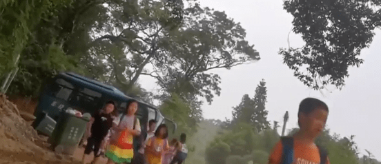 廣東：韶關(guān)這地的農(nóng)村校車核載19人,實(shí)載39名學(xué)生,家長(zhǎng)擔(dān)心安全問題
