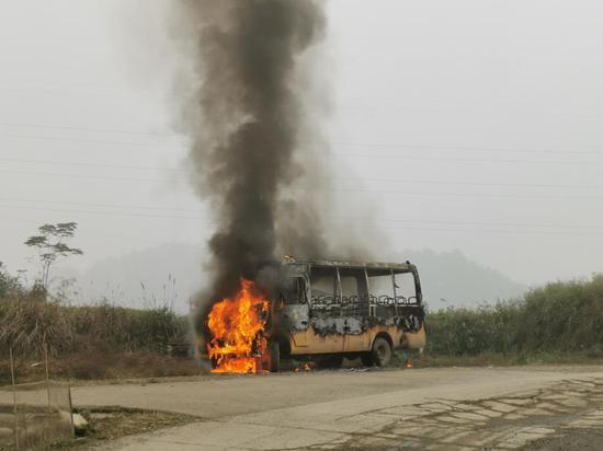 學(xué)生正準(zhǔn)備上車校車突然冒煙，消防員緊張救援 10 分鐘滅火