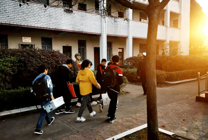 澧縣：“黑校車”超員，交警大隊依法處罰！