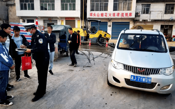 澧縣：“黑校車”超員，交警大隊依法處罰！
