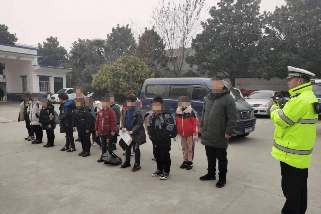 南陽一黑校車核載7人實(shí)載16人 被交警拿下！