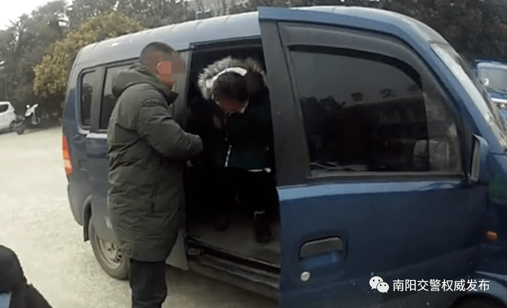 南陽一黑校車核載7人實載16人 被交警拿下！