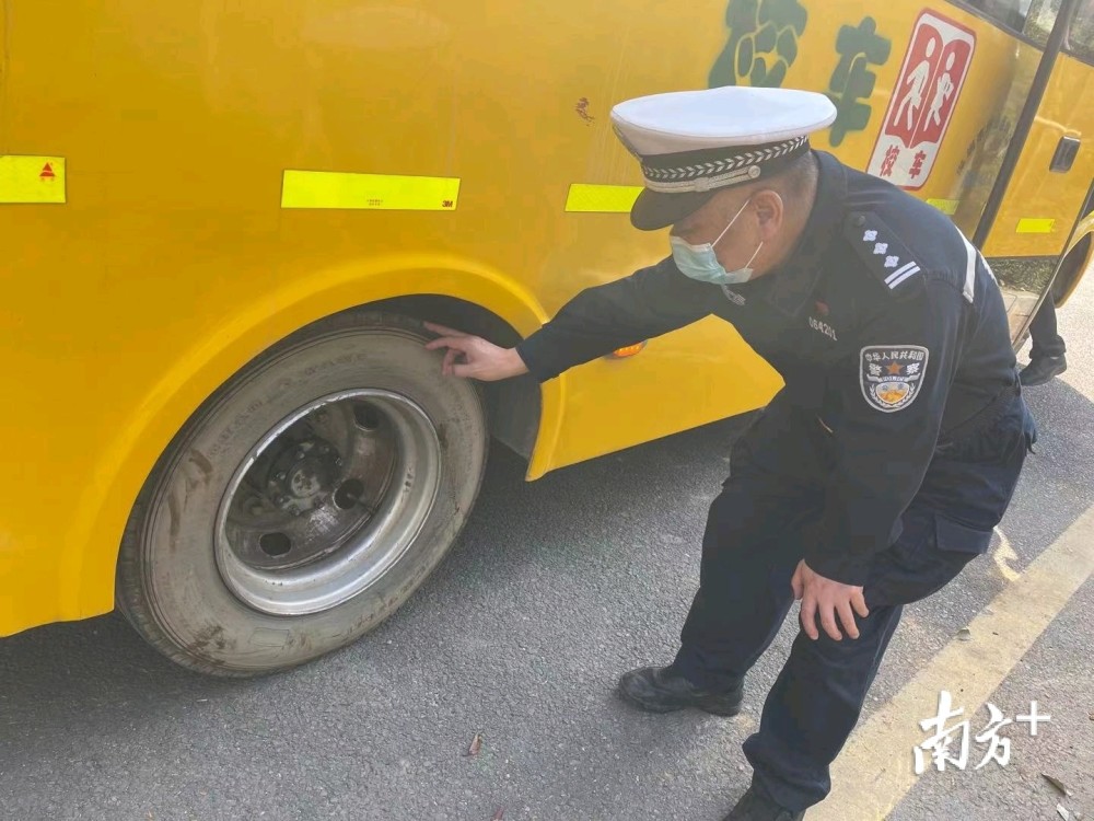 坪山交警大隊(duì)為校車交通安全護(hù)航大檢查