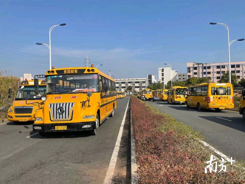坪山交警大隊(duì)為校車交通安全護(hù)航大檢查