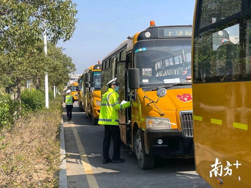 坪山交警大隊(duì)為校車交通安全護(hù)航大檢查