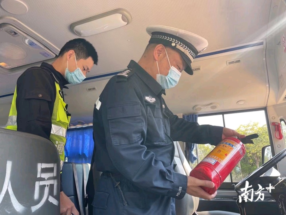 坪山交警大隊(duì)為校車交通安全護(hù)航大檢查