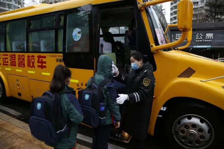 新學(xué)期剛開始，青島市區(qū)不少大鼻子校車咋停了？教育局最新回應(yīng)！