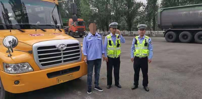 懷仁某公司校車違規跨區域接送學生被原平交警查獲