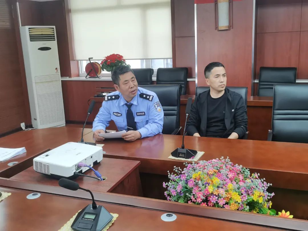 四平交管支隊(duì)鐵東大隊(duì)聯(lián)合鐵東教育局組織校車(chē)負(fù)責(zé)人、駕駛?cè)碎_(kāi)展交通安全集中培訓(xùn)活動(dòng)