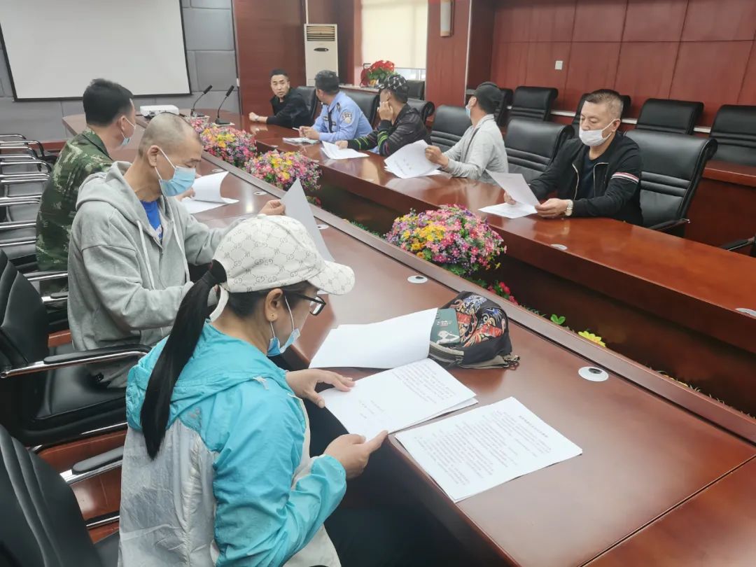 四平交管支隊(duì)鐵東大隊(duì)聯(lián)合鐵東教育局組織校車(chē)負(fù)責(zé)人、駕駛?cè)碎_(kāi)展交通安全集中培訓(xùn)活動(dòng)