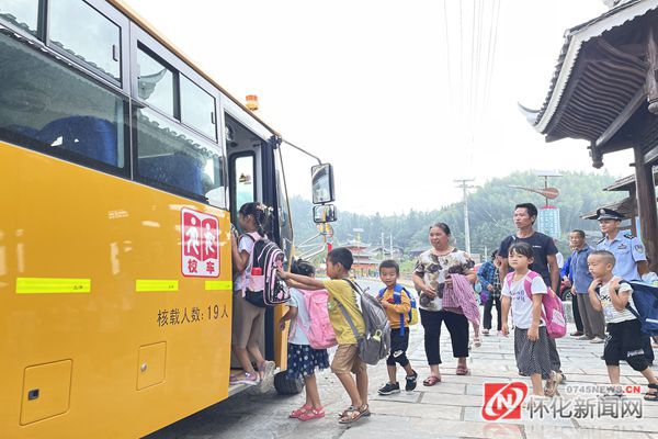 通道坪坦鄉(xiāng)：鄉(xiāng)村校車護(hù)航孩子求學(xué)路