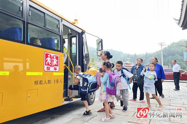 通道坪坦鄉(xiāng)：鄉(xiāng)村校車護(hù)航孩子求學(xué)路