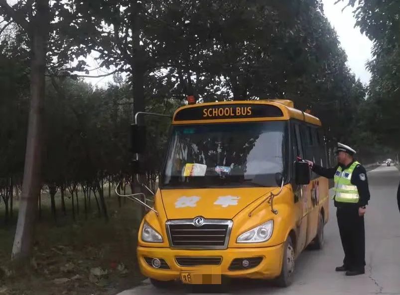 事關(guān)孩子安全：校車(chē)標(biāo)牌已過(guò)期，蘭考交警罰你沒(méi)商量！