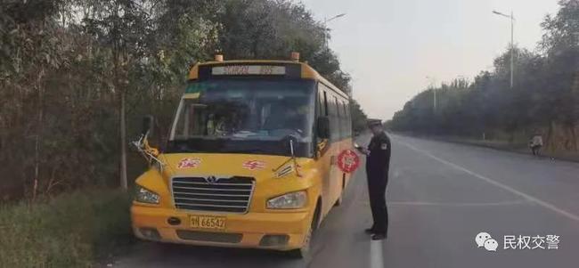 民權(quán)交警嚴查校車隱患 確保平安上學(xué)路