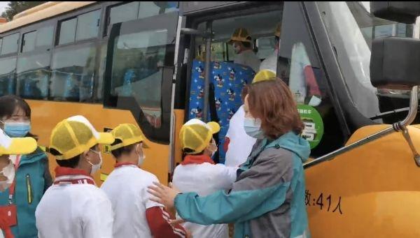 老區(qū)孩子不再擠“面的”上下學(xué)了，江夏山坡街偏遠(yuǎn)村灣開來了“大鼻子”校車