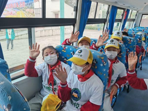 老區(qū)孩子不再擠“面的”上下學(xué)了，江夏山坡街偏遠(yuǎn)村灣開來了“大鼻子”校車