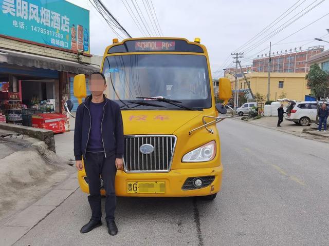 貴州一幼兒園校車超載，核載19人，實載33人