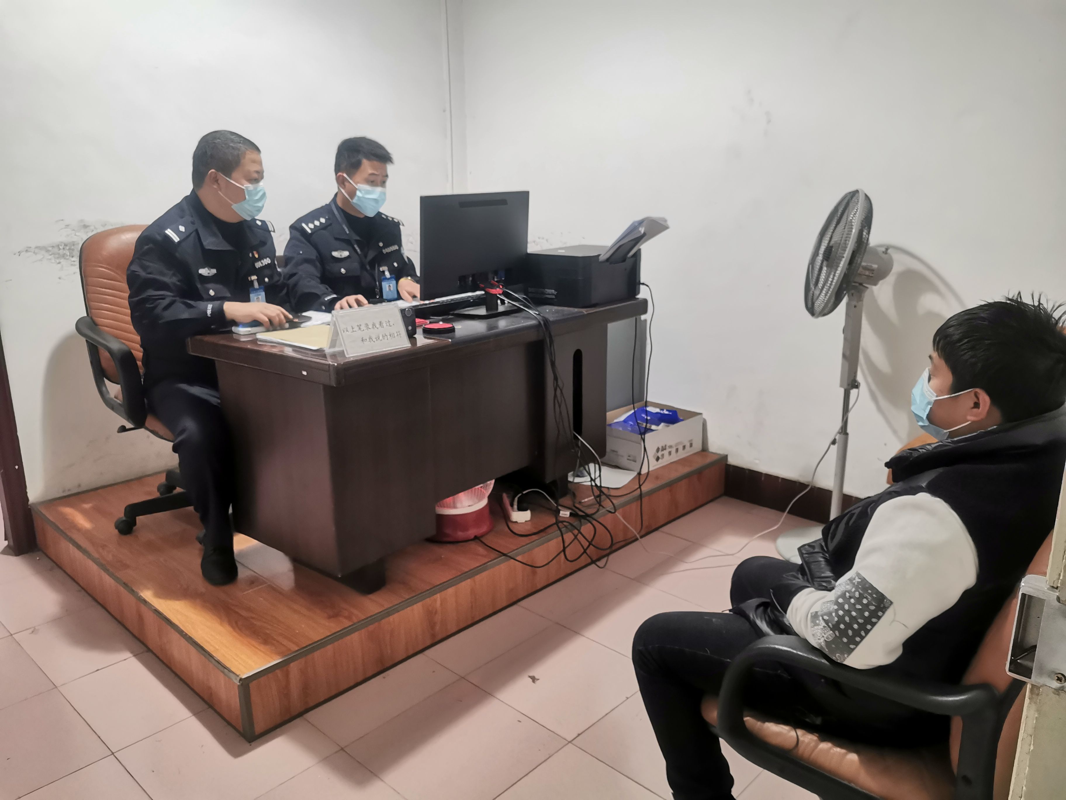 又見黑校車！小小面包車“塞”進(jìn)25人……