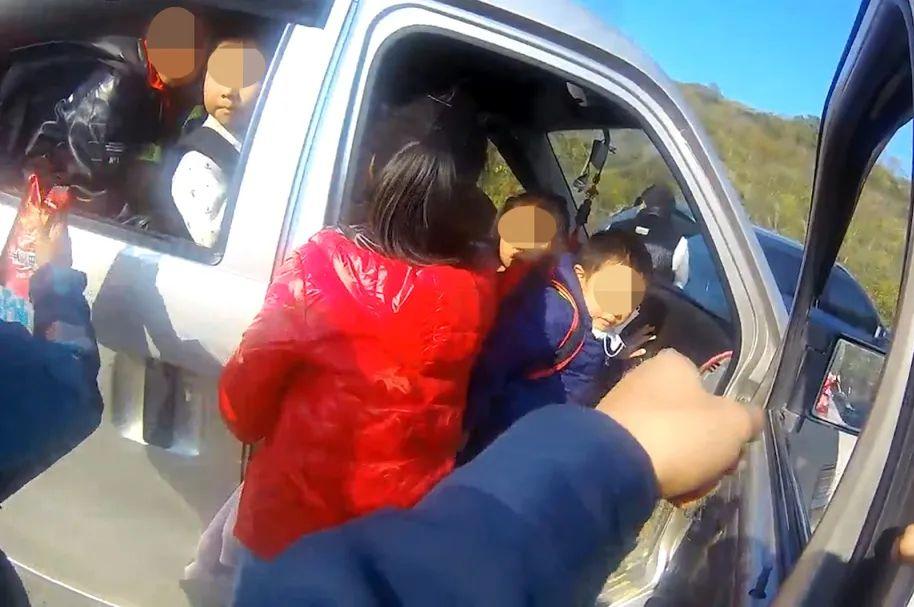 又見黑校車！小小面包車“塞”進25人……
