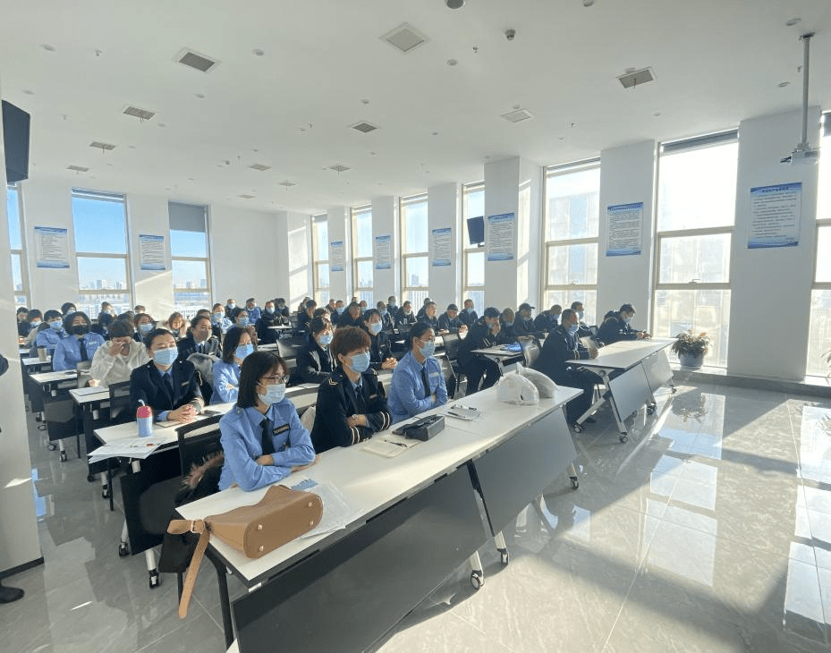 筑牢平安上學路 強化校車安全源頭管理 西青交警為校車駕駛員再培訓