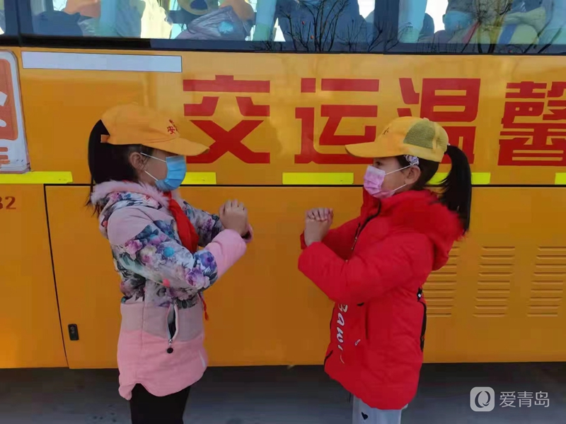【交運(yùn)黃島溫馨校車】傳統(tǒng)文化進(jìn)車廂，歡聲笑語學(xué)禮儀