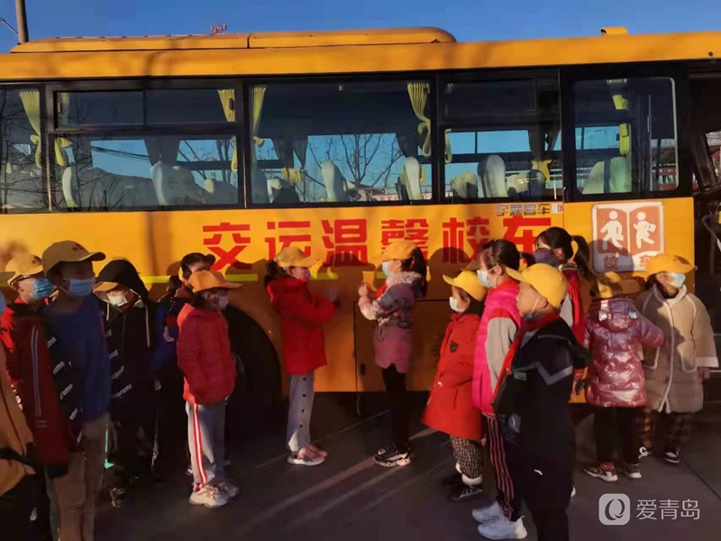 【交運(yùn)黃島溫馨校車】傳統(tǒng)文化進(jìn)車廂，歡聲笑語學(xué)禮儀