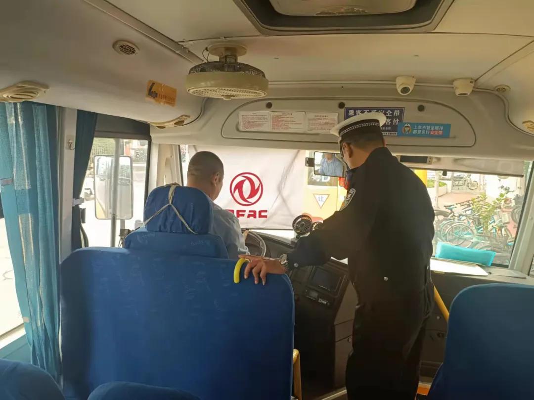 嚴(yán)把校車安全關(guān)！金平交警開展校車安全檢查和校車司機安全宣傳教育