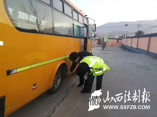 渾源交警進(jìn)農(nóng)村對(duì)“一老一小”開展宣傳活動(dòng)