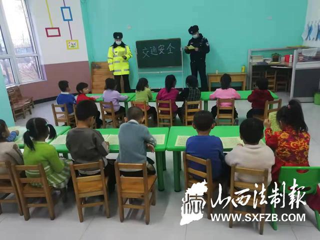 渾源交警進(jìn)農(nóng)村對(duì)“一老一小”開展宣傳活動(dòng)