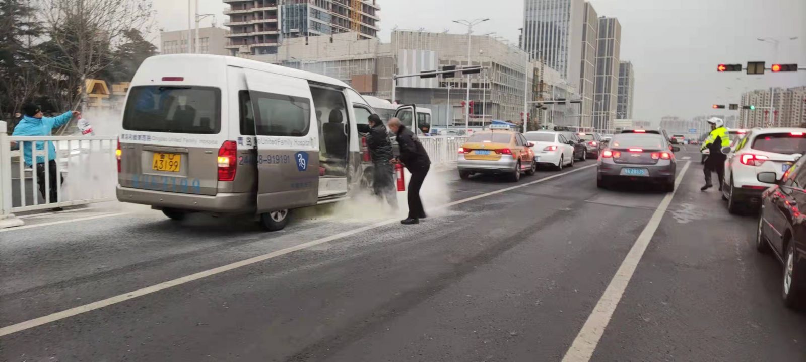 青島一私家車意外起火，校車司機出手相助