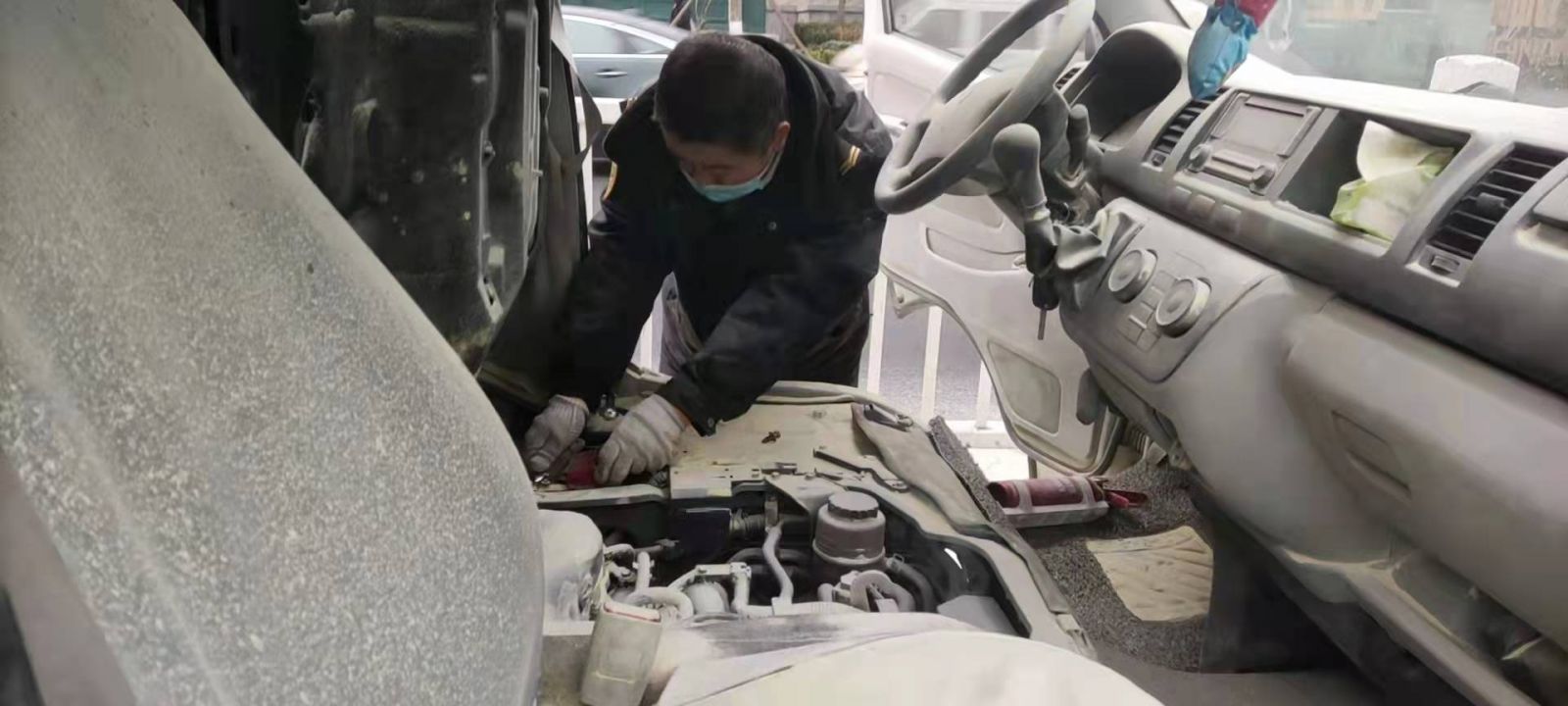 青島一私家車意外起火，校車司機出手相助